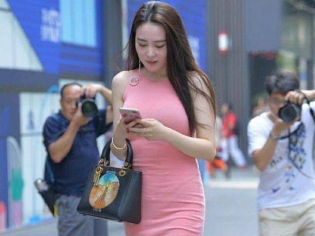 Thời trang - "Bóng hồng vô danh" được các tay săn ảnh bủa vây nhờ chiếc váy ôm