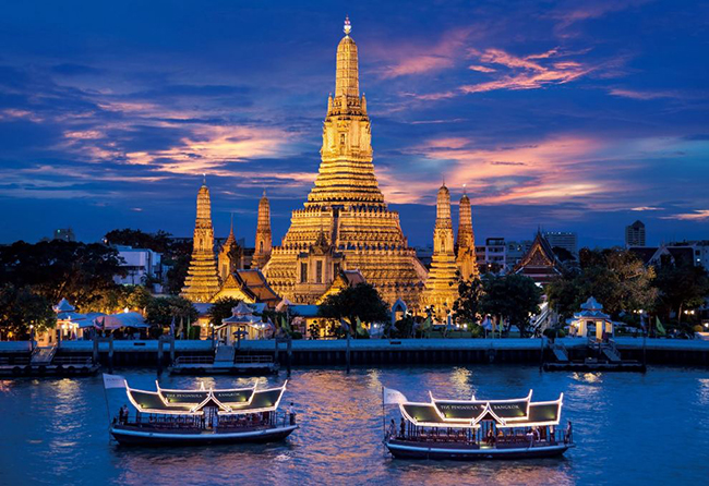 Ghé Bangkok bạn có thể tham quan các địa điểm lịch sử, đi mua sắm và cũng có thể có những khoảng thời gian thư thái nhâm nhi ly cà phê và ngắm hoàng hôn như dát vàng lên ngôi chùa Wat Arun trên sông Chao Phraya.
