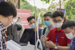 Bạn trẻ - Cuộc sống - Sinh viên Bách khoa chế tạo thiết bị hỗ trợ giám sát truyền dịch