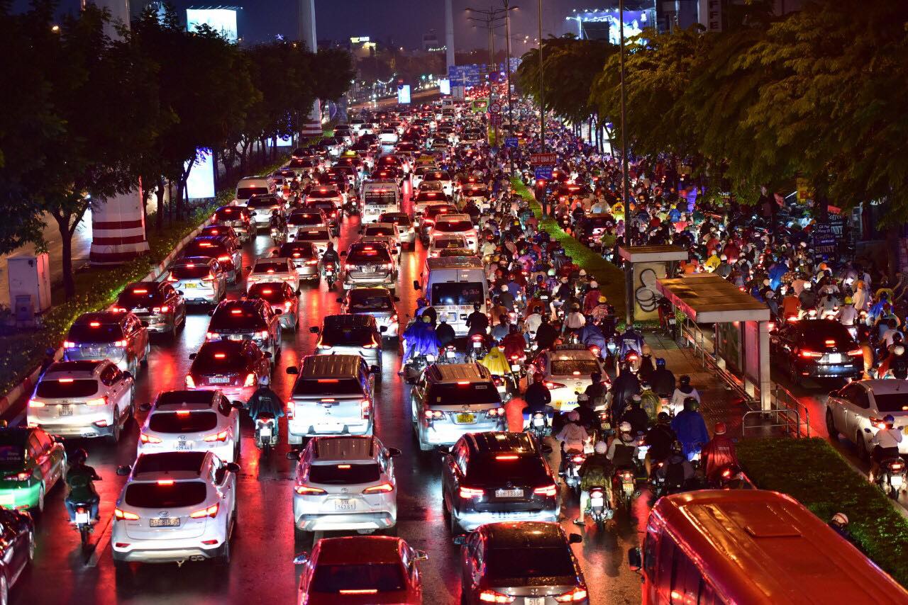 The line of cars followed each other back to their hometown for the holidays of April 30 and May 1, the streets of Hanoi and Ho Chi Minh City were congested - 41