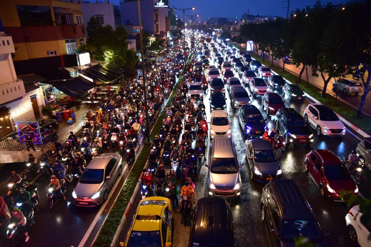 The line of cars followed each other back to their hometown for the holidays of April 30 and May 1, the roads of Hanoi and Ho Chi Minh City were closed - 40