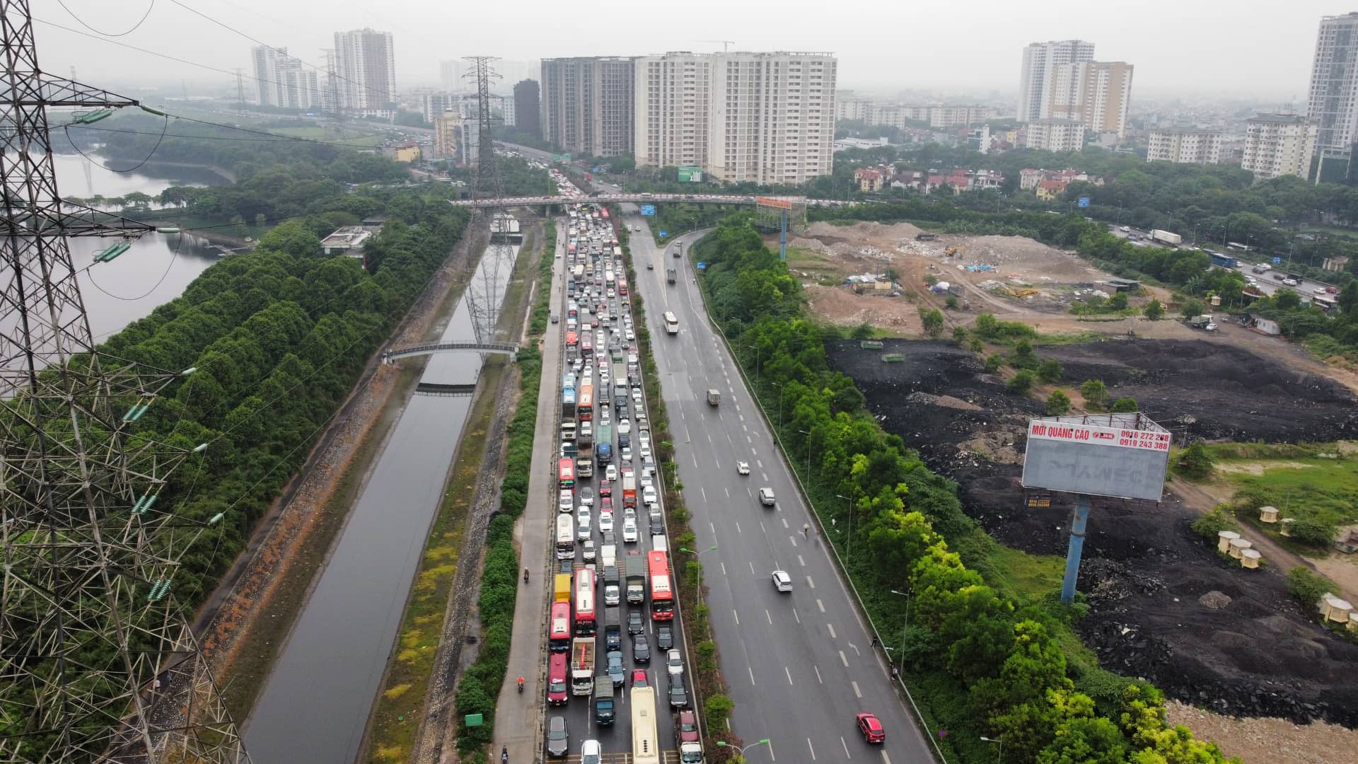 The line of cars followed each other back to their hometown for the holidays of April 30 and May 1, the roads of Hanoi and Ho Chi Minh City were jammed - 20