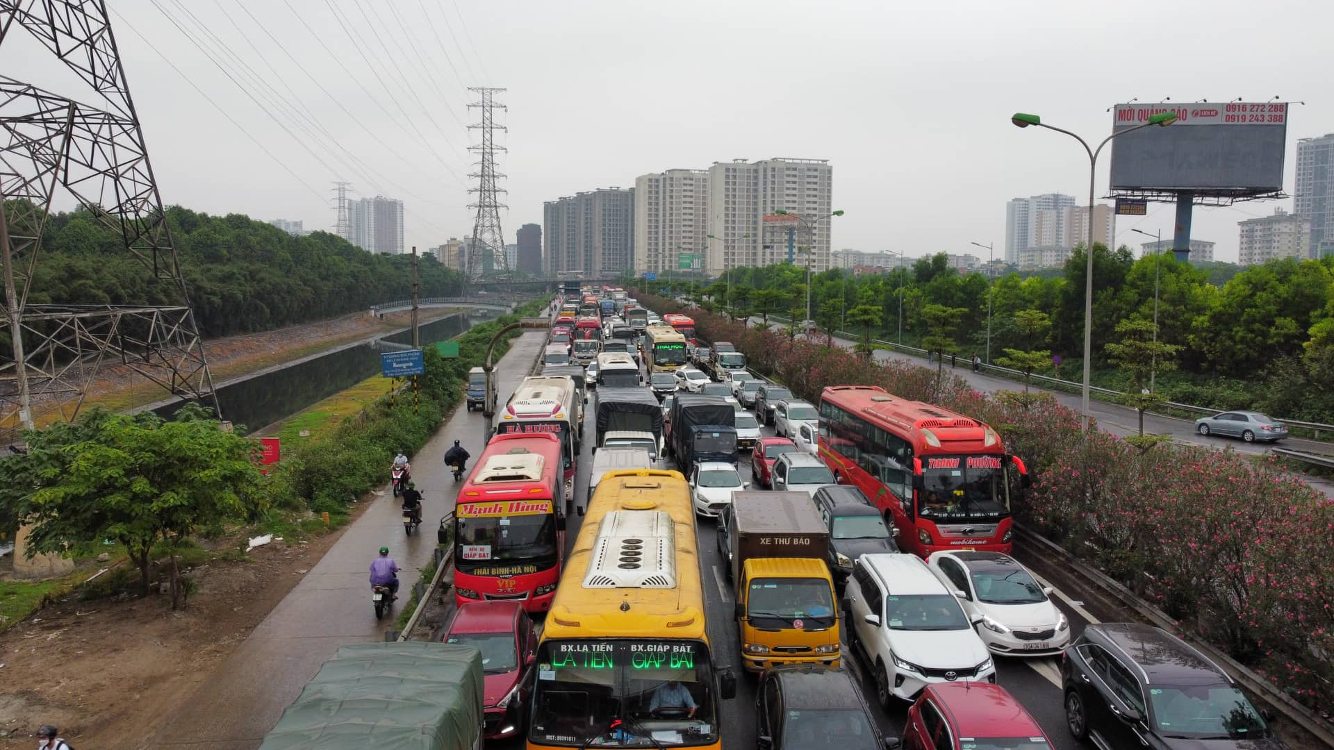 The queue of cars followed each other back to their hometown for the holidays of April 30 and May 1, the streets of Hanoi and Ho Chi Minh City were congested - April 21