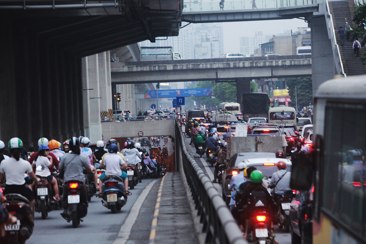 The line of cars followed each other back to their hometown for the holidays of April 30 and May 1, the roads of Hanoi and Ho Chi Minh City were closed - 15 minutes