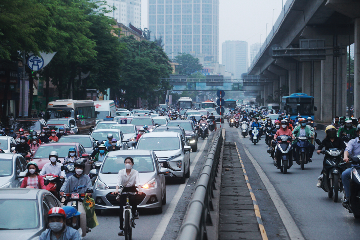 The line of cars followed each other back to their hometowns for the holidays of April 30 and May 1, the streets of Hanoi and Ho Chi Minh City were congested - April 16