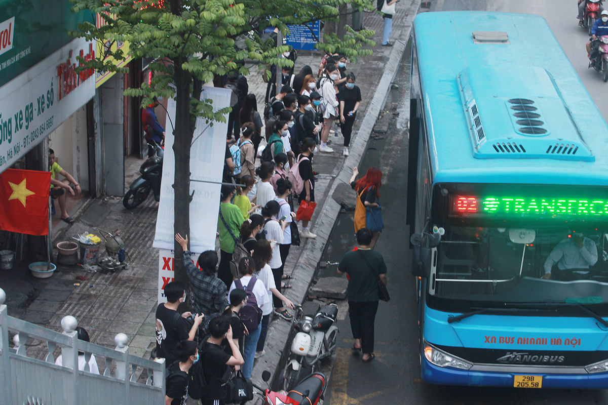 The line of cars followed each other back to their hometown for the holidays of April 30 and May 1, the roads of Hanoi and Ho Chi Minh City were jammed - 17