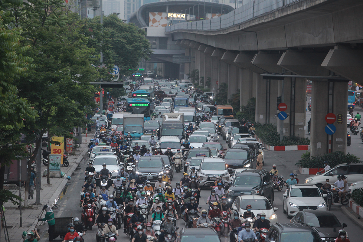 The line of cars followed each other back to their hometown for the holidays of April 30 and May 1, the streets of Hanoi and Ho Chi Minh City were congested - April 18