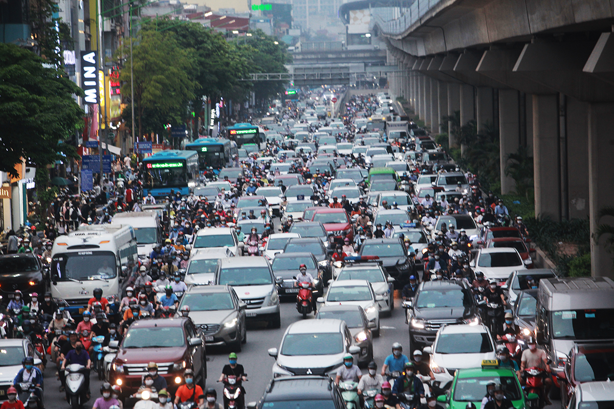 The line of cars followed each other back to their hometown for the holidays of April 30 and May 1, the roads of Hanoi and Ho Chi Minh City were jammed - 19