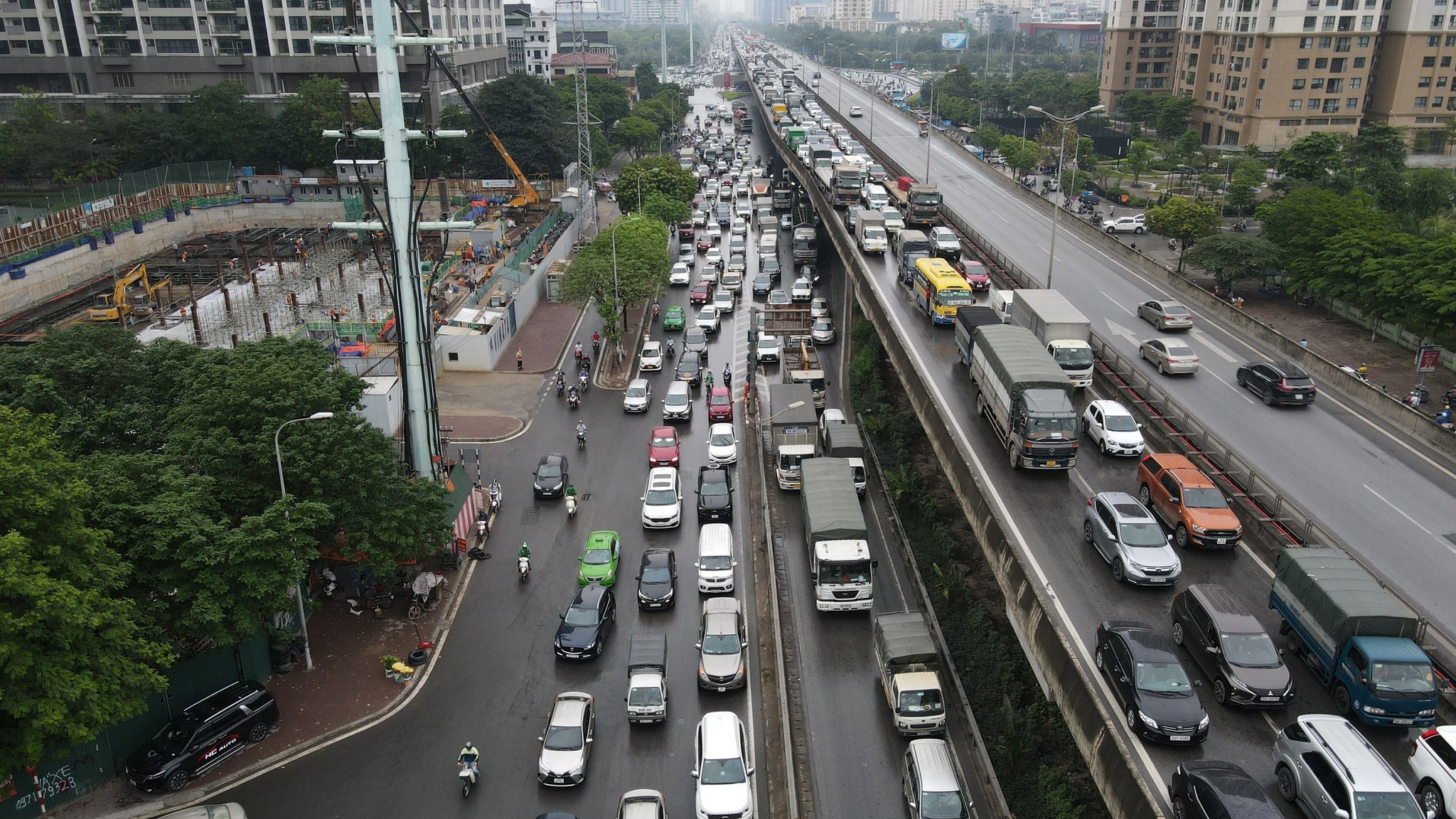 The queue of cars followed each other back to their hometowns for the holidays of April 30 and May 1, the streets of Hanoi and Ho Chi Minh City were congested - April 12