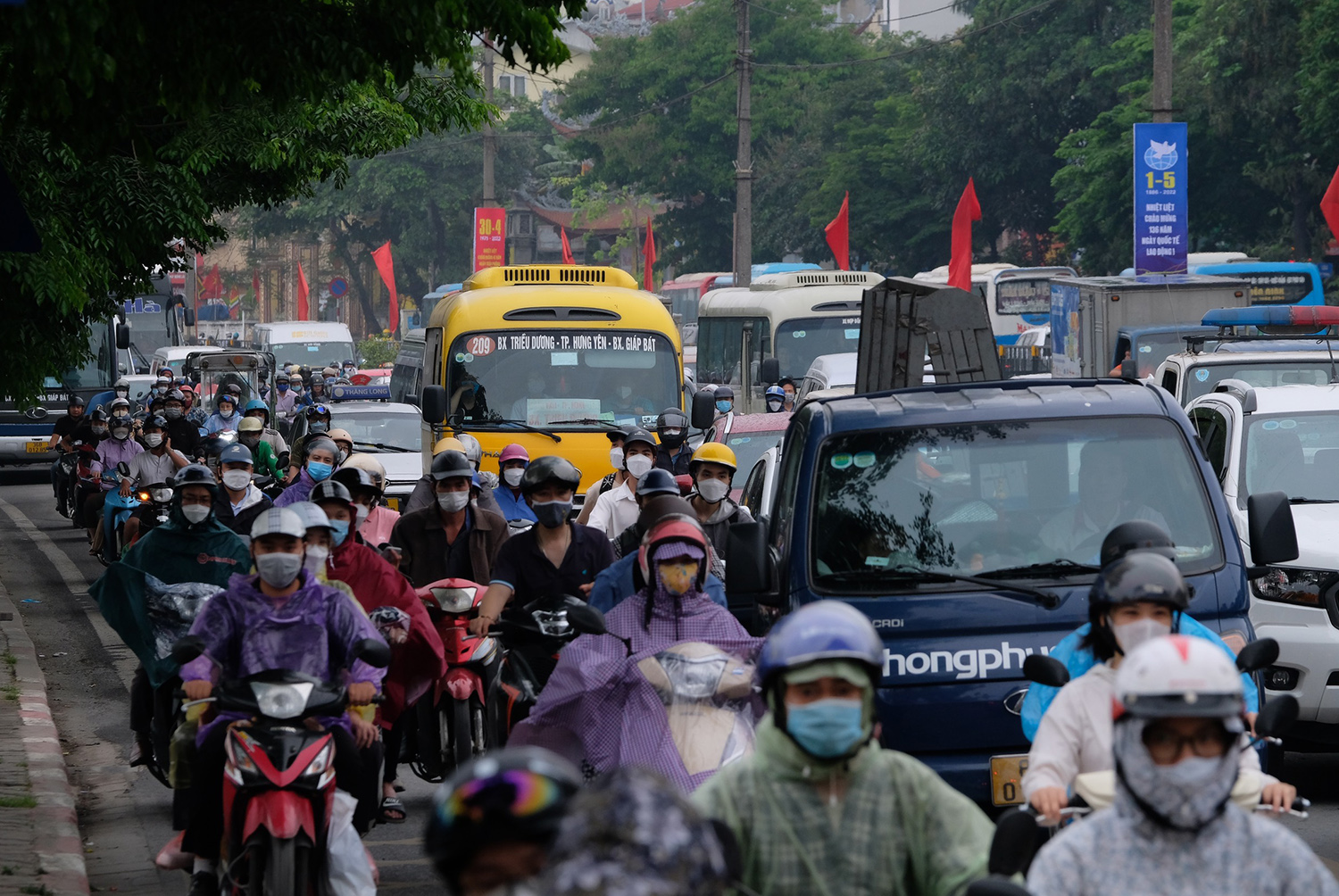 The line of cars followed each other back to their hometown for the holidays of April 30 and May 1, the roads of Hanoi and Ho Chi Minh City were jammed - 13