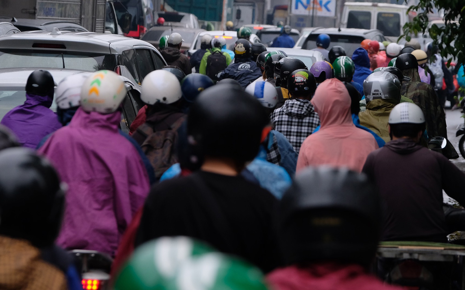 The line of cars followed each other back to their hometown for the holidays of April 30 and May 1, the streets of Hanoi and Ho Chi Minh City were congested - April 14