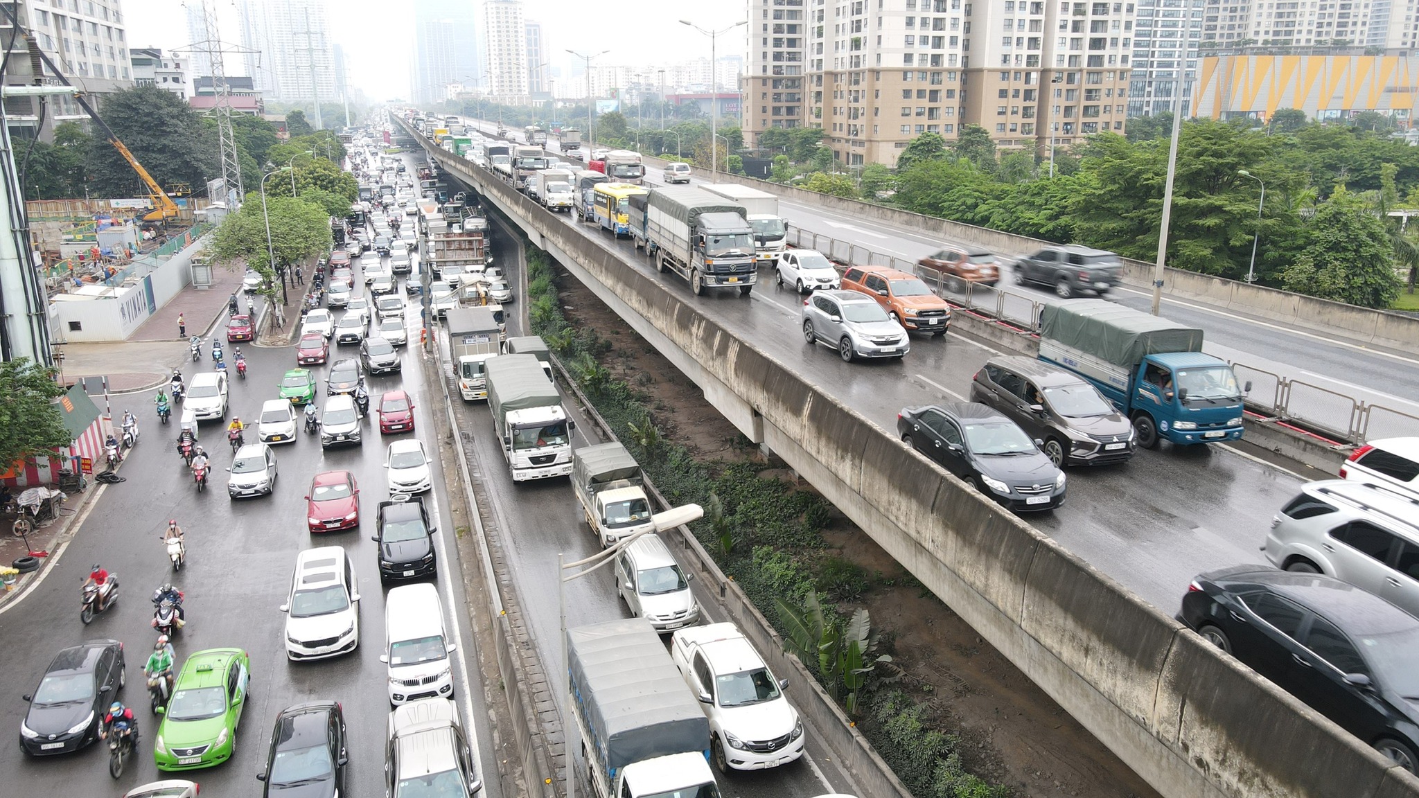 The line of cars followed each other back to their hometown for the holidays of April 30 and May 1, the roads of Hanoi and Ho Chi Minh City were jammed - 10