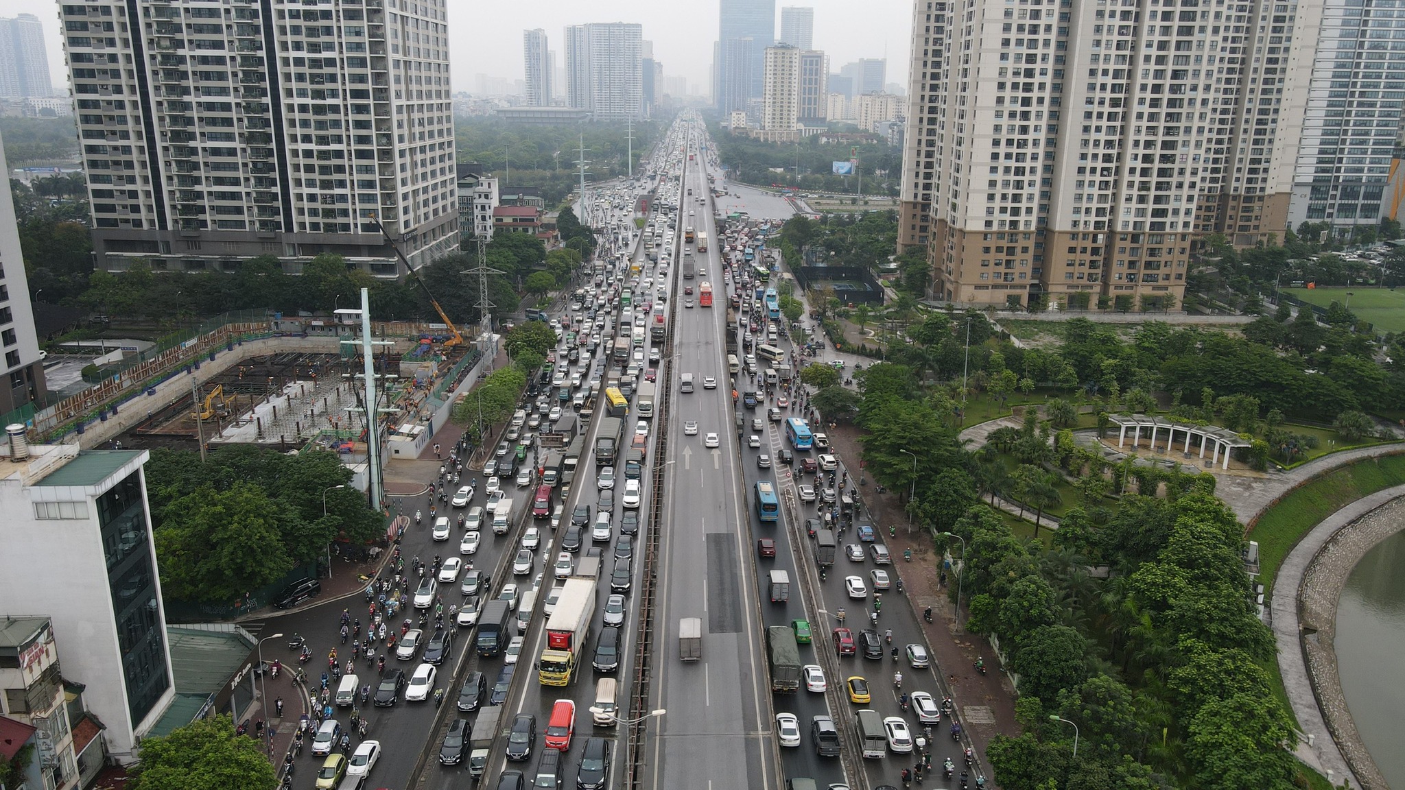 The queue of cars followed each other back to their hometown for the holidays of April 30 and May 1, the streets of Hanoi and Ho Chi Minh City were congested - April 11