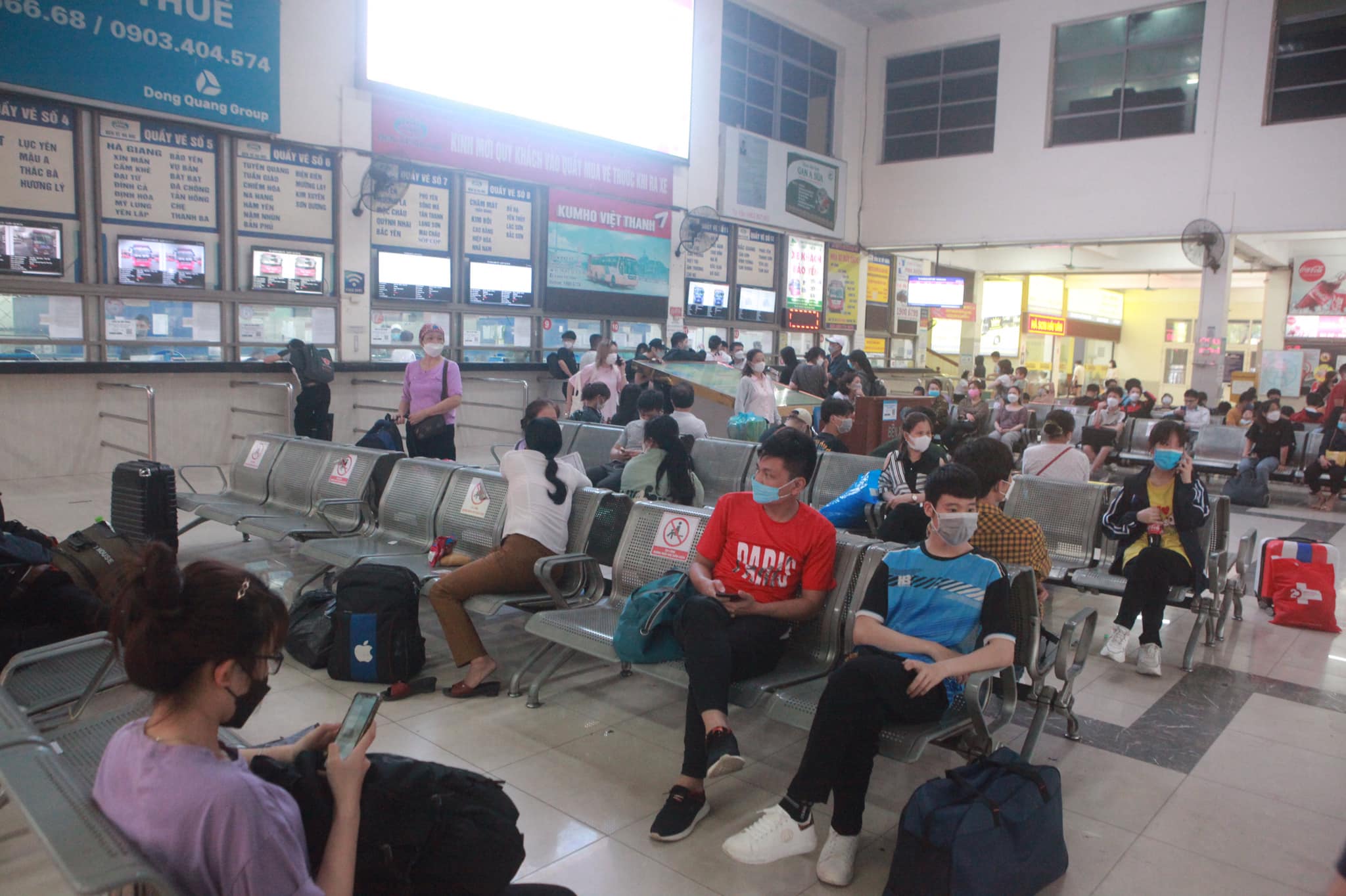 The line of cars followed each other back to their hometown for the holidays of April 30 and May 1, the roads of Hanoi and Ho Chi Minh City were jammed - 1