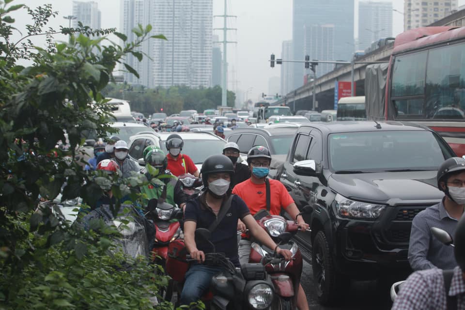 The queue of cars followed each other back to their hometowns for the holidays of April 30 and May 1, the streets of Hanoi and Ho Chi Minh City were congested - April 6