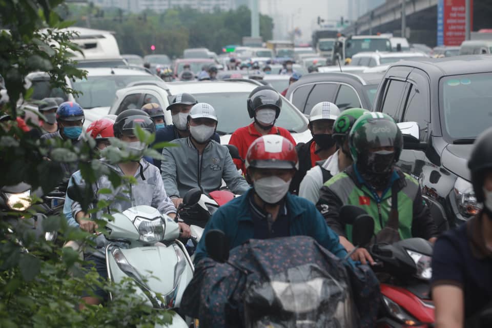 The line of cars followed each other back to their hometown for the holidays of April 30 and May 1, the roads of Hanoi and Ho Chi Minh City were jammed - 7