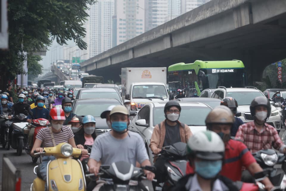 The line of cars followed each other back to their hometown for the holidays of April 30 and May 1, the roads of Hanoi and Ho Chi Minh City were jammed - 9