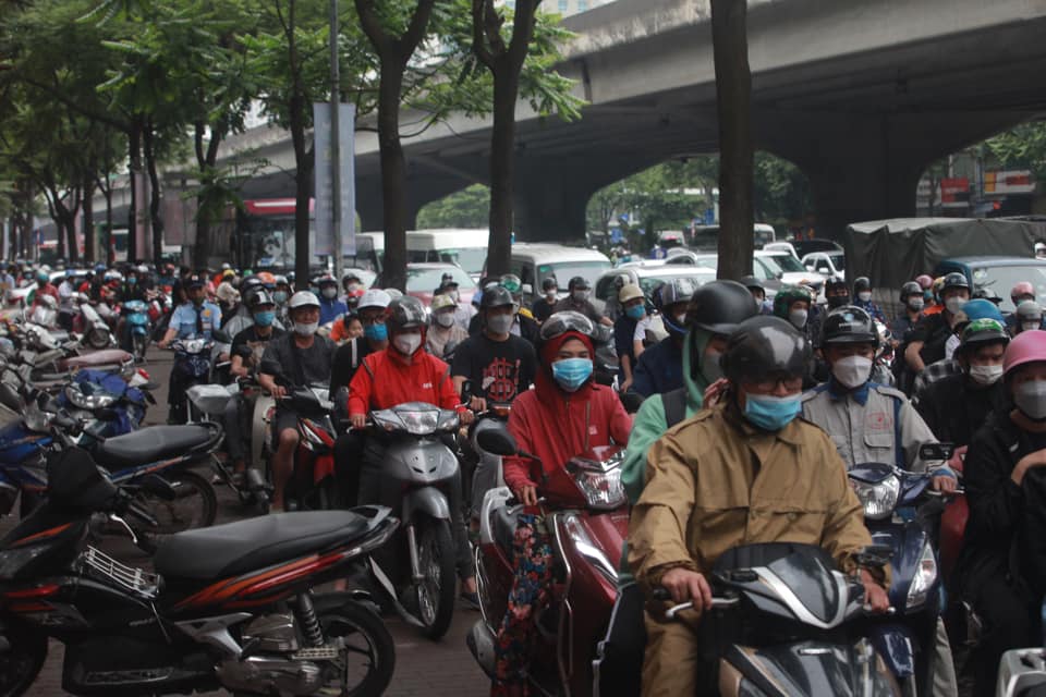 The queue of cars followed each other back to their hometown for the holidays of April 30 and May 1, the streets of Hanoi and Ho Chi Minh City were congested - April 8