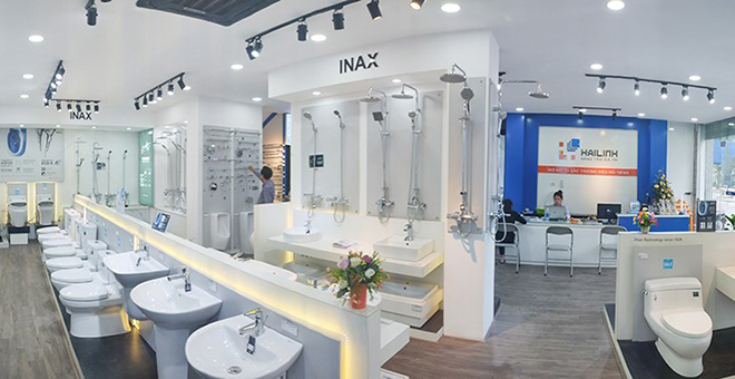 Khu trưng bày các sản phẩm thiết bị vệ sinh tại showroom Hải Linh