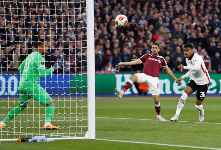 West Ham thua Frankfurt ngay trên sân nhà