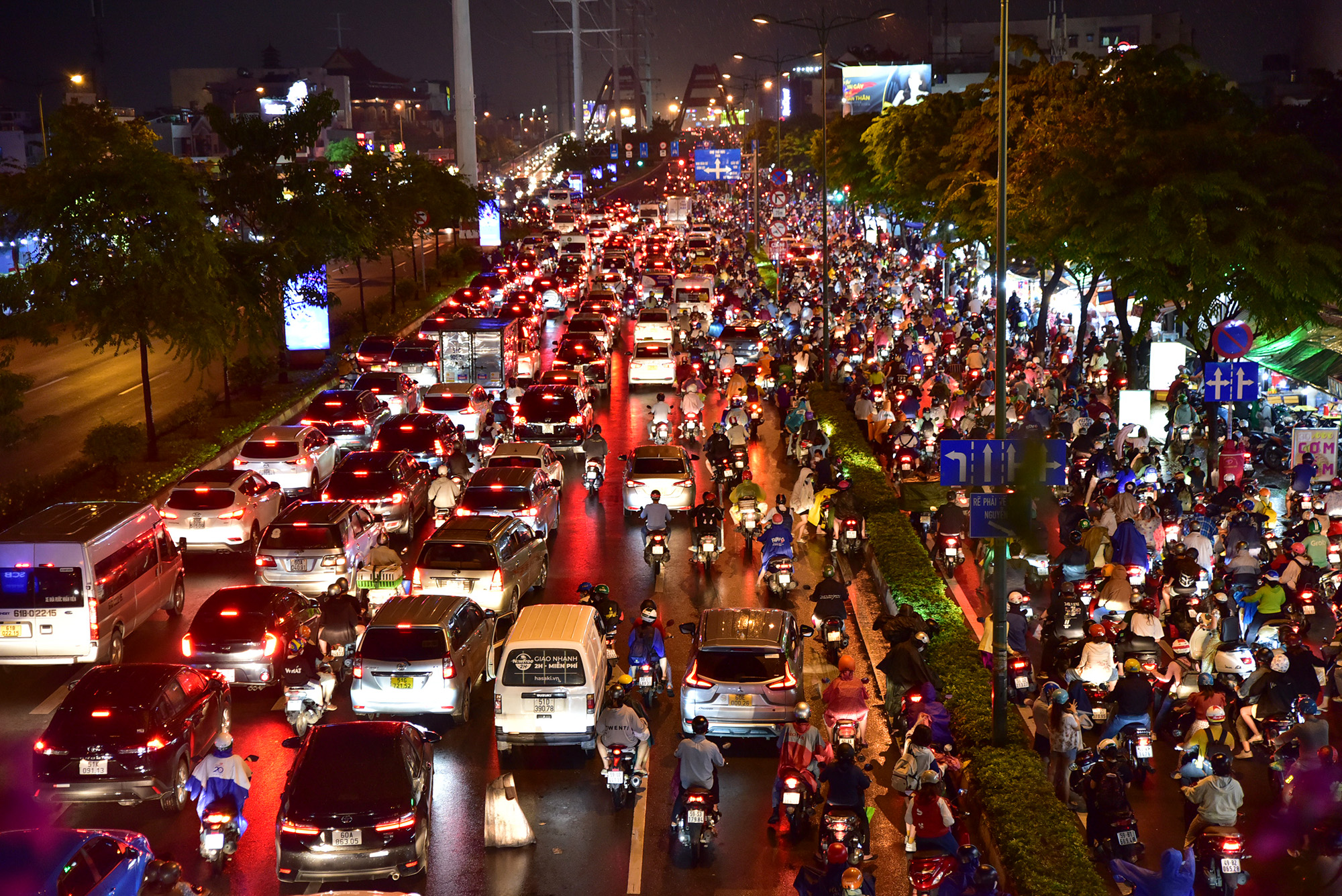 Chiều 29/4, vào giờ cao điểm, người dân tập trung di chuyển ra bến xe, sân bay Tân Sơn Nhất để về quê, đi chơi dịp lễ khiến một số tuyến đường ở TP.HCM kẹt xe nghiêm trọng.