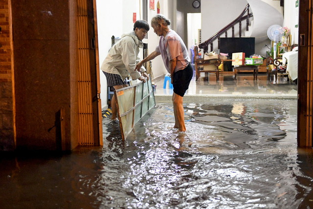 The rain poured down, many roads in Ho Chi Minh City were deeply flooded - 10