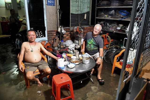 The rain poured down, many roads in Ho Chi Minh City were deeply flooded - 11