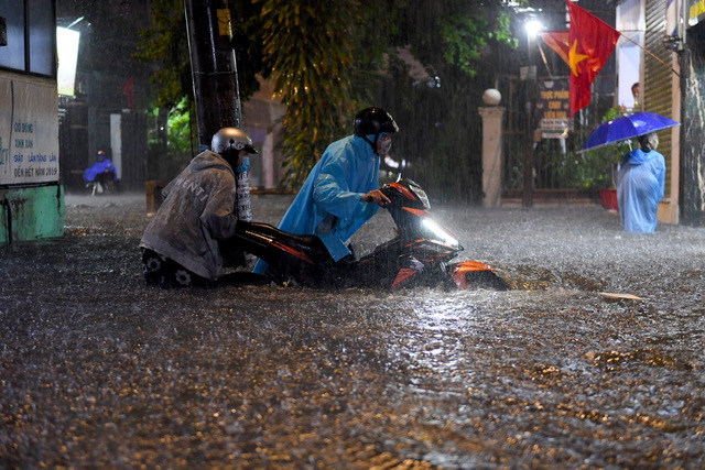 The rain poured down, many roads in Ho Chi Minh City were deeply flooded - 2