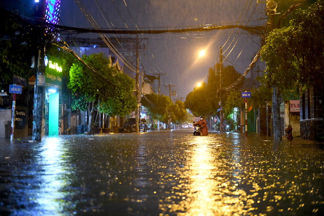 The rain poured down, many roads in Ho Chi Minh City were deeply flooded - 3