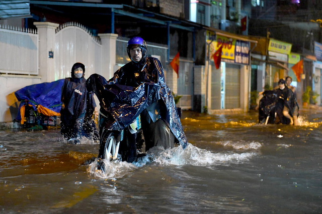 The rain poured down, many roads in Ho Chi Minh City were deeply flooded - 4