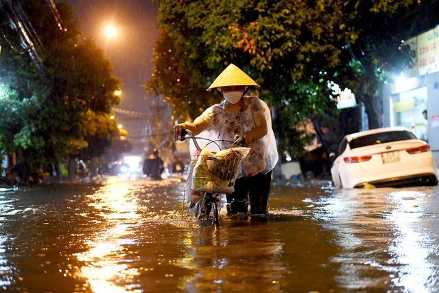 The rain poured down, many roads in Ho Chi Minh City were deeply flooded - 5
