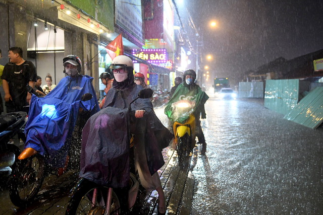 The rain poured down, many roads in Ho Chi Minh City were deeply flooded - 6