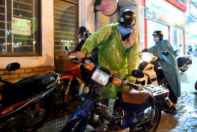 The rain poured down, many roads in Ho Chi Minh City were deeply flooded - 7