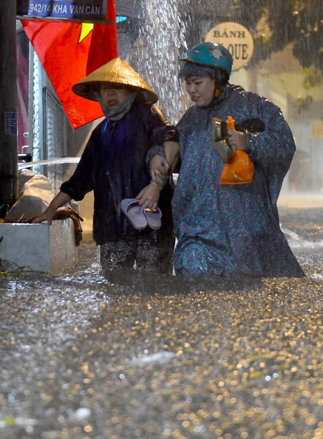 The rain poured down, many roads in Ho Chi Minh City were deeply flooded - 8