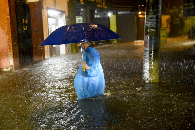 The rain poured down, many roads in Ho Chi Minh City were deeply flooded - 9