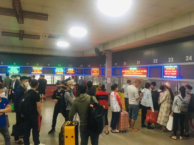 Rất đông hành khách đổ về bến xe Nước Ngầm để mua vé về Nghệ An, Hà Tĩnh.