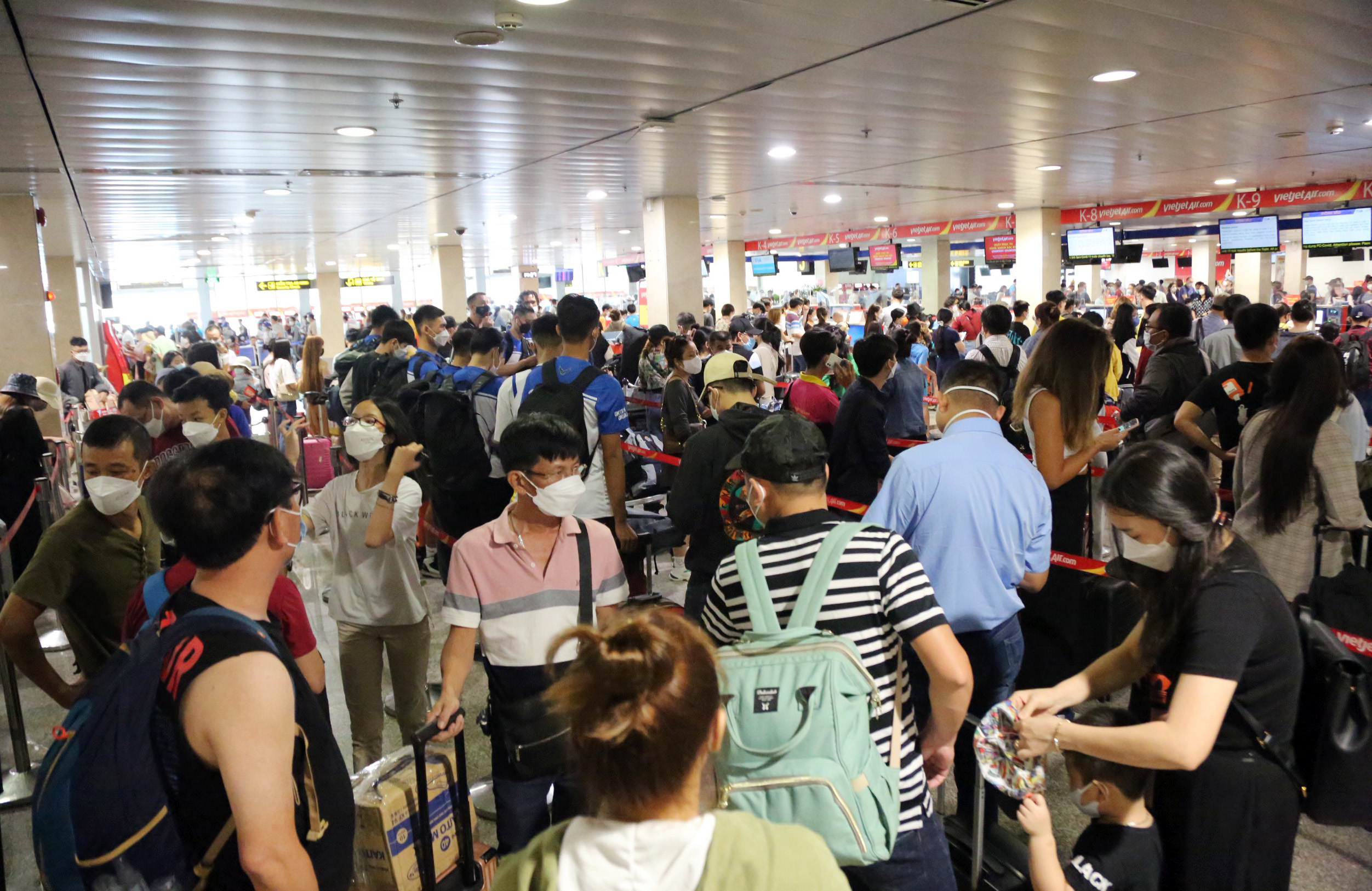 Chiều 29/4, nhân dịp được nghỉ Lễ 30/4 và 1/5, rất nhiều hành khách đến sân bay Tân Sơn Nhất để làm thủ tục lên máy bay về quê, đi du lịch khiến nơi này đông đúc.