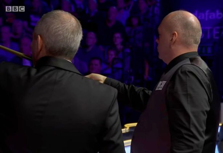 Stuart Bingham cùng trọng tài tìm ra "thủ phạm"