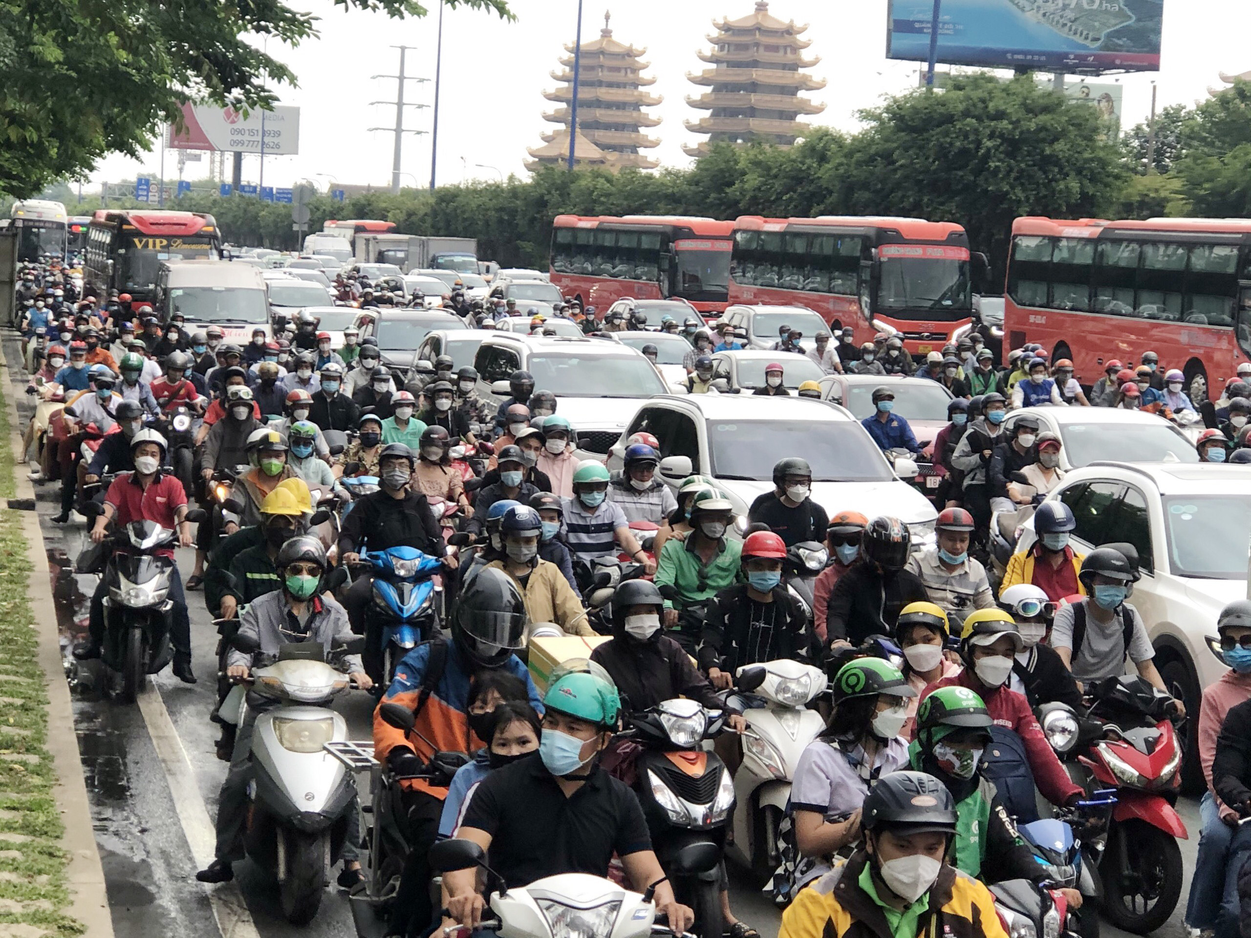The line of cars followed each other back to their hometown for the holidays of April 30 and May 1, the roads of Hanoi and Ho Chi Minh City were jam-packed - 22