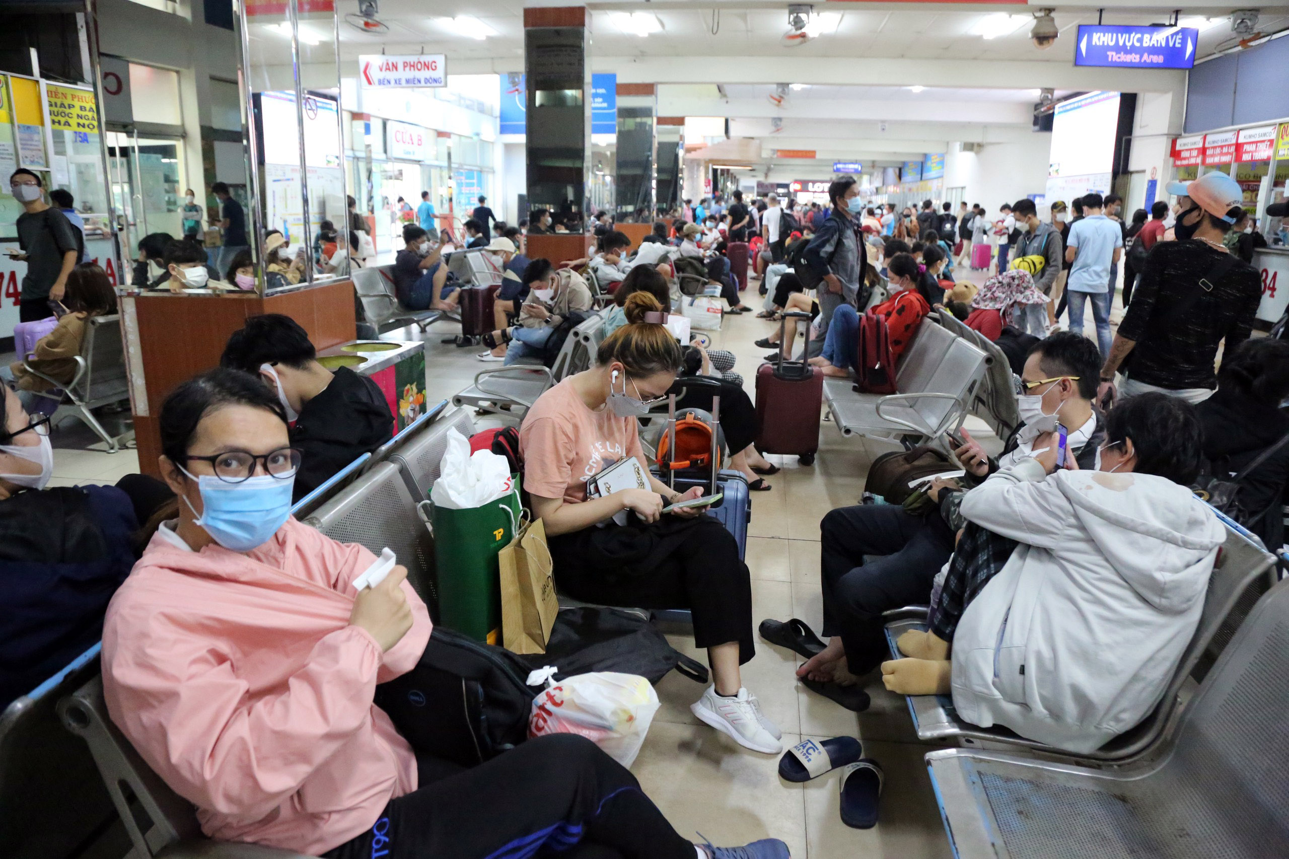 The line of cars followed each other back to their hometown for the holidays of April 30 and May 1, the roads of Hanoi and Ho Chi Minh City were jammed - 33