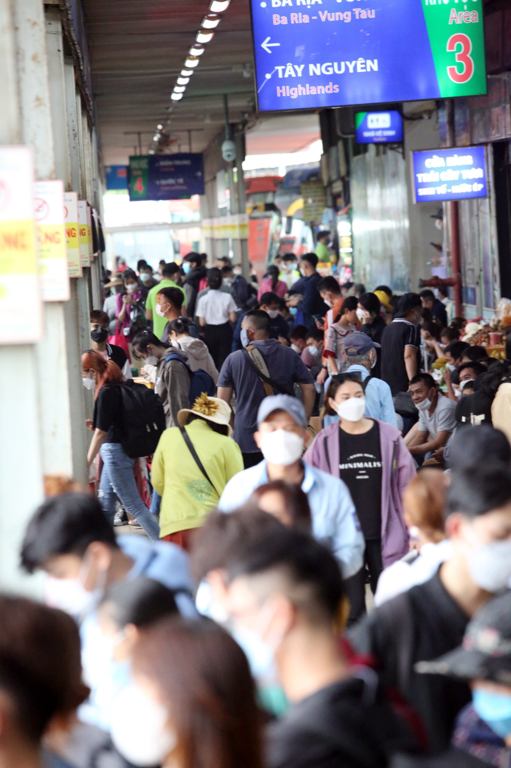 The line of cars followed each other back to their hometown for the holidays of April 30 and May 1, the roads of Hanoi and Ho Chi Minh City were closed - 36