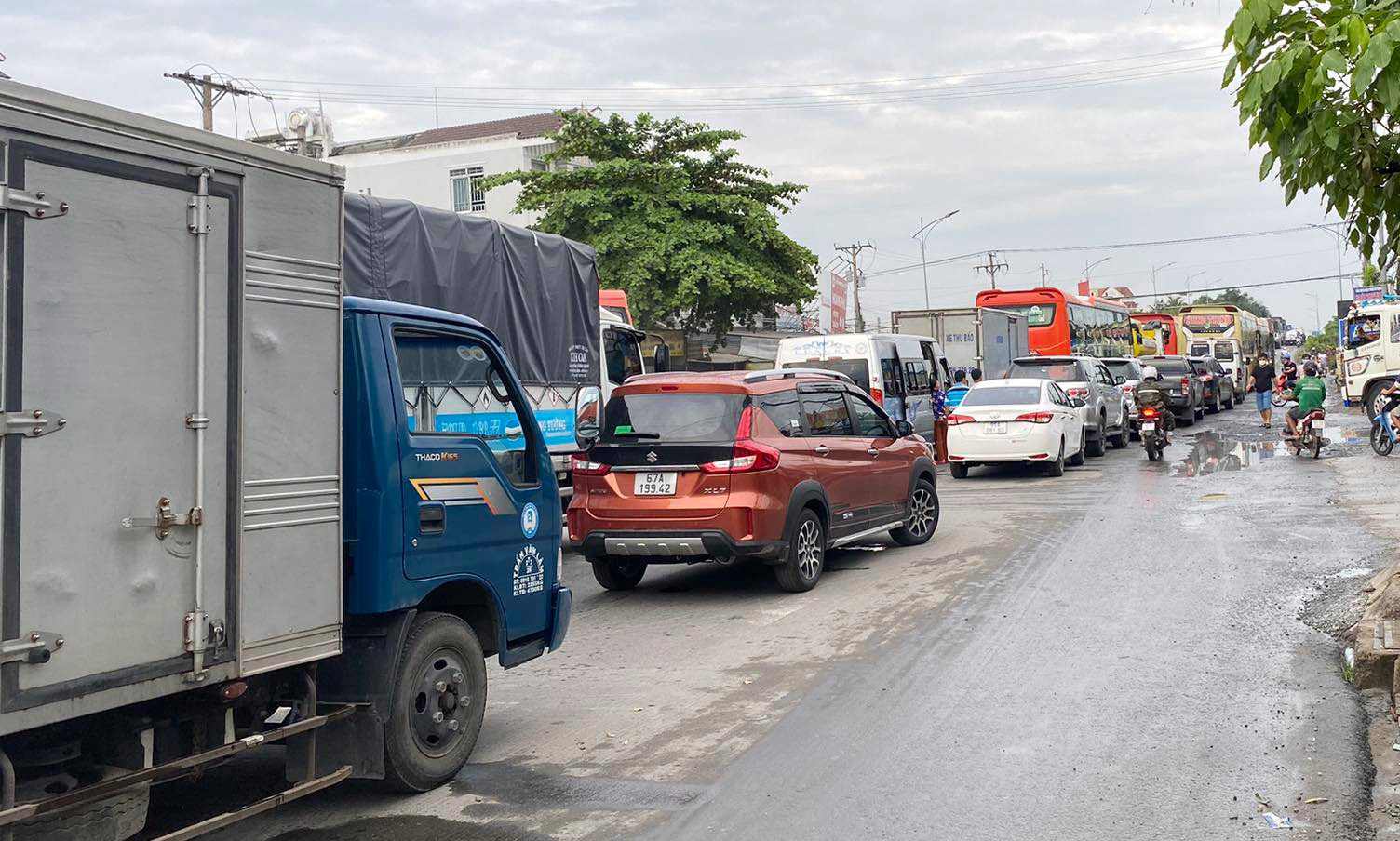 The line of cars followed each other back to their hometown for the holidays of April 30 and May 1, the roads of Hanoi and Ho Chi Minh City were jammed - 39