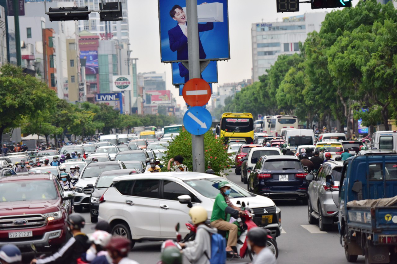 The line of cars followed each other back to their hometown for the holidays of April 30 and May 1, the roads of Hanoi and Ho Chi Minh City were jammed - 23