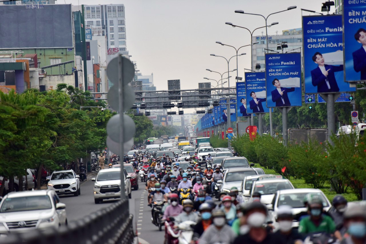 The line of cars followed each other back to their hometown for the holidays of April 30 and May 1, the roads of Hanoi and Ho Chi Minh City were jammed - 24