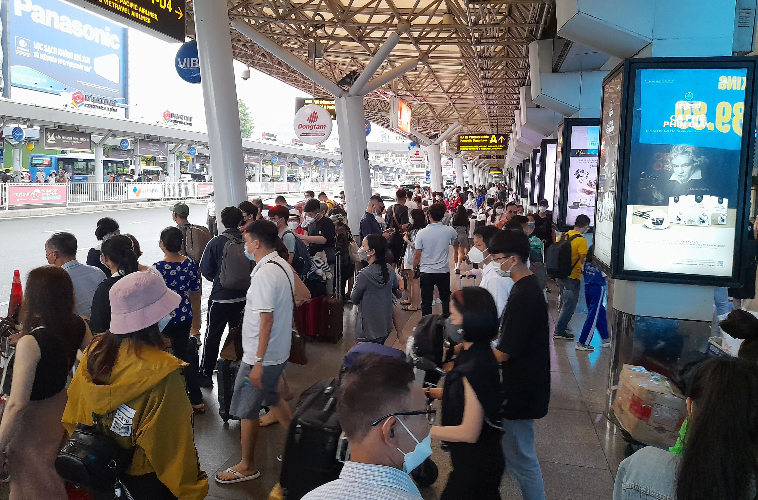 The line of cars followed each other back to their hometown for the holidays of April 30 and May 1, the roads of Hanoi and Ho Chi Minh City were jammed - 25