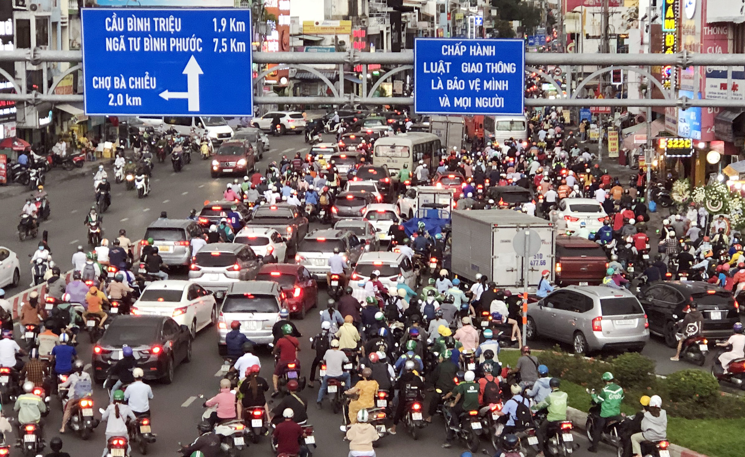 The queue of cars followed each other back to their hometown for the holidays of April 30 and May 1, the streets of Hanoi and Ho Chi Minh City were congested - April 28