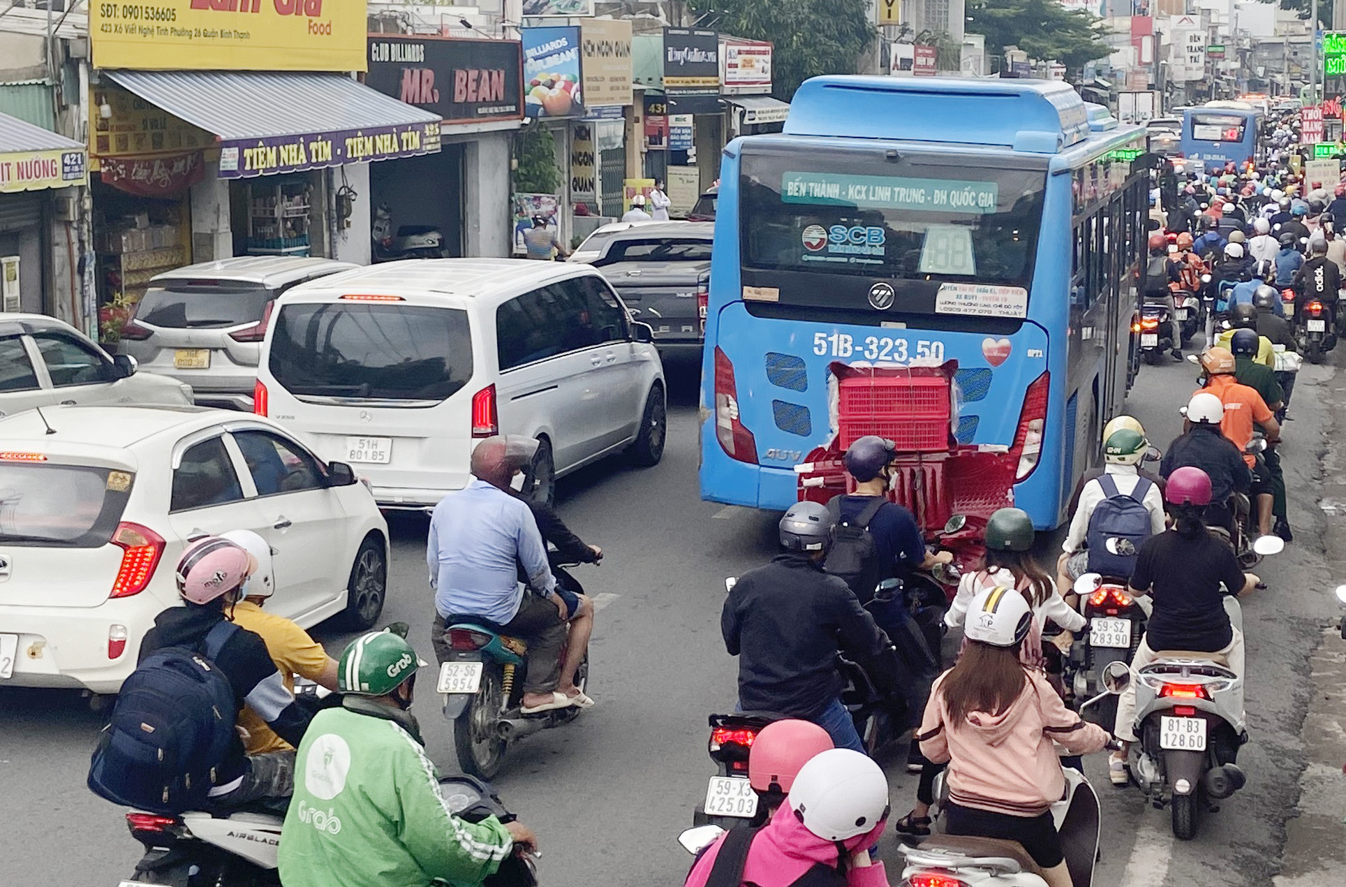 The line of cars followed each other back to their hometown for the holidays of April 30 and May 1, the roads of Hanoi and Ho Chi Minh City were jammed - 29