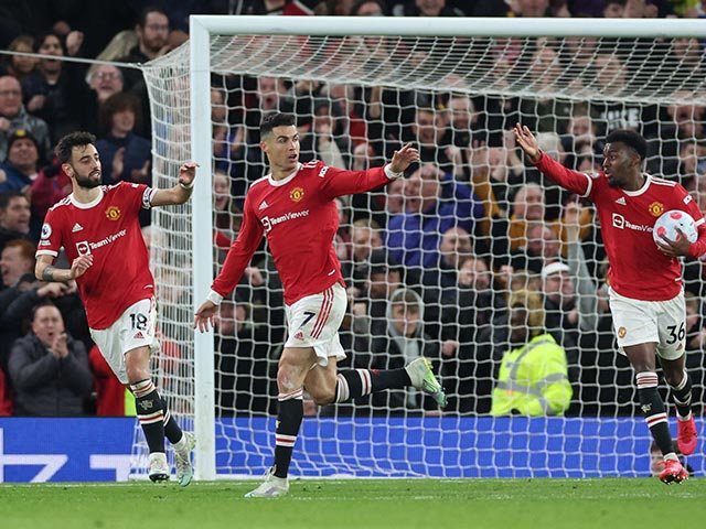 Bóng đá - Ronaldo "gánh" MU khiến triệu fan xót xa, Klopp tiếp sức Liverpool giành cú "ăn 4" (Clip 1 phút Bóng đá 24H)