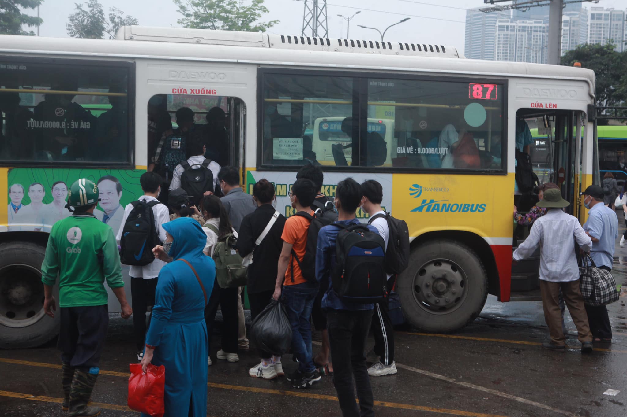 The queue of cars followed each other back to their hometowns for the April 30 and May 1 holidays, the streets of Hanoi and Ho Chi Minh City were congested - April 3
