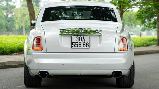 Ngoại thất chiếc xe siêu sang Rolls-Royce Phantom mang màu sơn trắng, cùng với đó là các chi tiết mạ crôm bóng loáng
